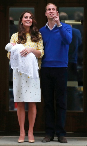 2.mai.2015 - Kate e William apresentam filha em frente ao hospital St. Mary, em Londres. Dois dias após o nascimento, a menina ganhou o nome de Charlotte Elizabeth Diana