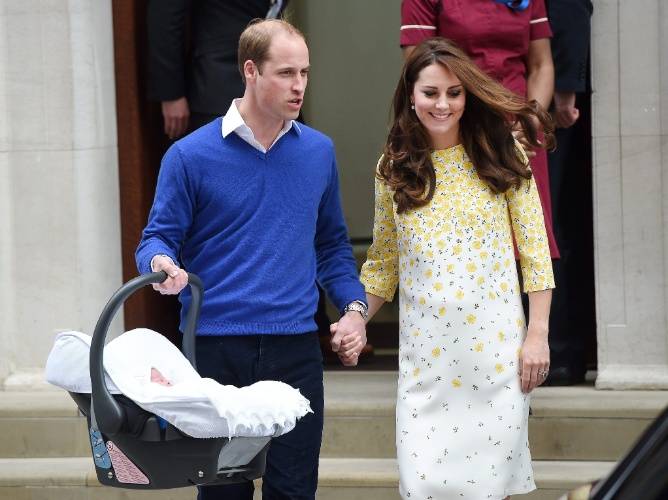 2.mai.2015 - Kate e William apresentam filha, Charlotte Elizabeth Diana, em frente ao hospital St. Mary, em Londres, e seguem em direção ao Palácio de Kensington