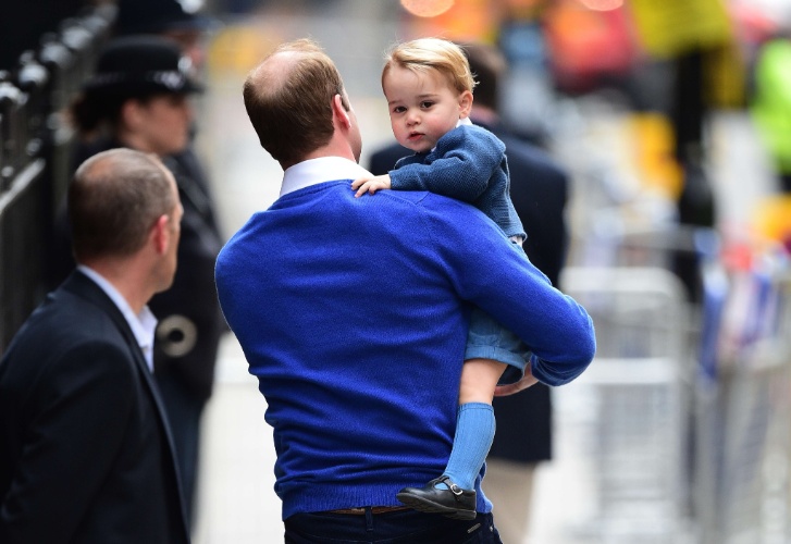 2.mai.2015 - Príncipe William leva o primogênito, George, para conhecer a irmã no hospital. A menina de William e Kate Middleton, quarta na sucessão ao trono britânico, nasceu às 8h34 deste sábado