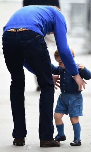 2.mai.2015 - Príncipe William pega George no colo na chegada ao hospital St. Mary, em Londres. Às 8h34 deste sábado, nasceu a filha de William e Kate Middleton, quarta na sucessão ao trono britânico