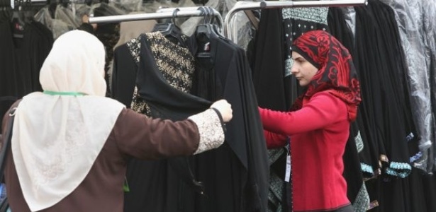 Muçulmanas fazem compra com véu islâmico, adereço proibido nas escolas - AFP/ BBC