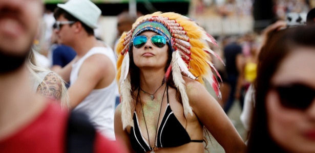 Mai.2015 - Edição 2015 do Tomorrowland Brasil mostrou que cocares, chapéus e óculos de sol estão entre itens favoritos do público - Lucas Lima/UOL