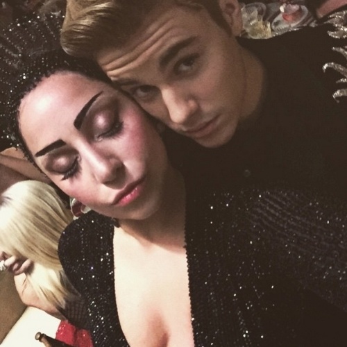 04.mai.2015 - Justin Bieber encontrou com Lady Gaga no baile do MET 2015, que aconteceu nesta segunda-feira em Nova York, nos Estados Unidos, e aproveitou para tirar uma foto com a cantora. "Eu e a rainha", escreveu ele na legenda da imagem, publicada em seu Instagram