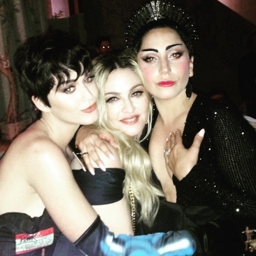 04.mai.2015 - Madonna aproveitou um encontro com Katy Perry e Lady Gaga e registrou o momento. Todas estavam no baile do MET 2015, que aconteceu nesta segunda-feira em Nova York, no Estados Unidos. "Noite das garotas... beijando o anel... finalmente", escreveu a cantora na legenda da imagem, publicada em seu Instagram