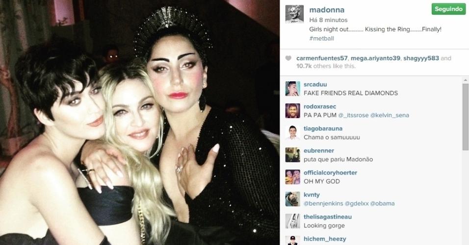 04.mai.2015 - Madonna aproveitou um encontro com Katy Perry e Lady Gaga e registrou o momento. Todas estavam no baile do MET 2015, que aconteceu nesta segunda-feira em Nova York, no Estados Unidos. 