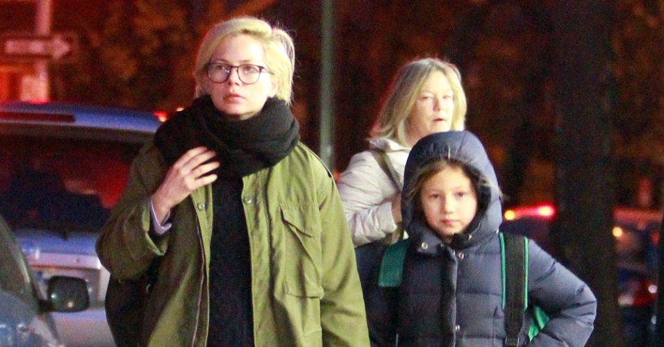 15.nov.2015 - Michelle Williams passeia com a filha Matilda em Nova York