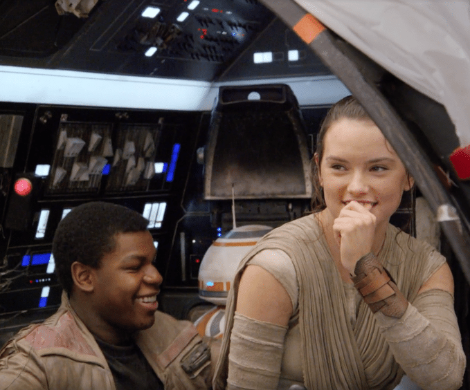 Ator John Boyega e atriz Daisy Ridley contracenam juntos em "Star Wars: Episódio VII - O Despertar da Força", do diretor J. J. Abrams