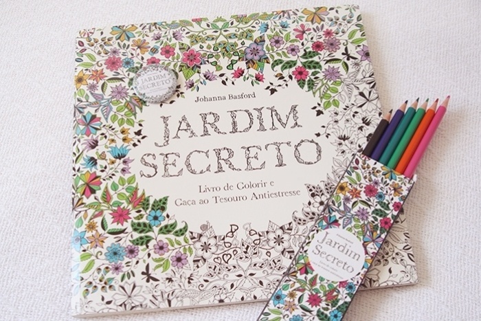 O livro "Jardim Secreto", de Johanna Basford, que vendeu mais de 122 mil exemplares em abril - Divulgação