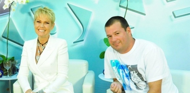 Xuxa ao lado de Mariozinho Vaz em foto de 2011, quando ele era diretor-geral do "TV Xuxa"