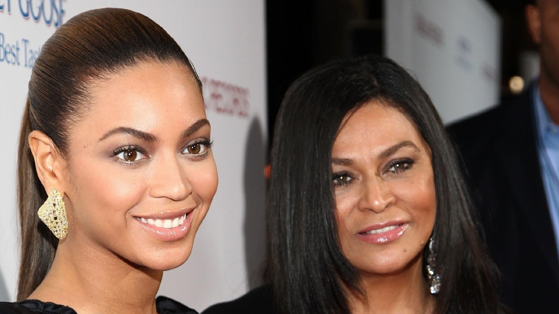 24.nov.2008 - Beyoncé posa ao lado da mãe Tina Knowles na estreia do filme 
