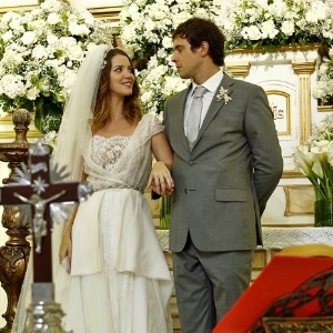 Laura e Caíque se casam em "Alto Astral"