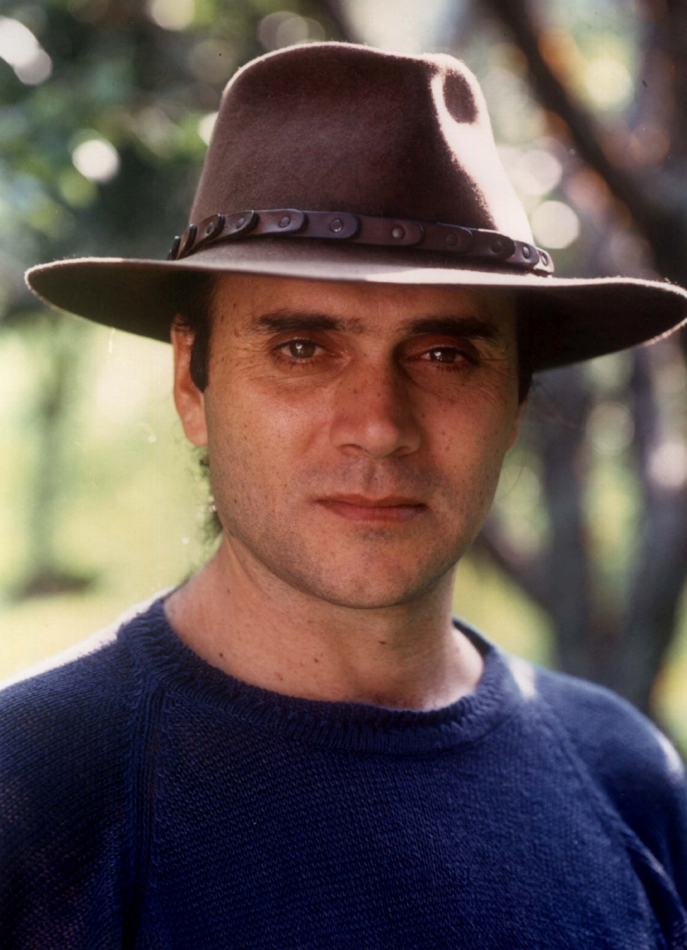 Em única apresentação em Curitiba, Almir Sater realiza seu show no Guairão (Rua Conselheiro Laurindo, s/nº - Centro) no sábado (9), às 21h. Almir apresenta na cidade a chamada "música de raiz", com seus principais sucessos no repertório, como "Tocando em Frente", "Chalana" e "Trem do Pantanal". Os ingressos, quase esgotados, custam de R$ 76 a R$ 206 e podem ser comprados pelo site www.diskingressos.com.br. Mais informações pelo telefone (41) 3315-0808. - Divulgação