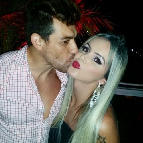 O vencedor do "BBB 15", Cézar, dá um beijo no rosto de Thalita Zampirolli