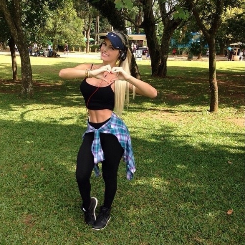 Thalita Zampirolli pratica exercícios regularmente para manter o corpo em forma