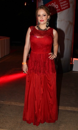 6.mai.2015 - Luciana Vendramini usa vestido longo vermelho para comparecer à festa de 5 anos do canal Viva!, no teatro Alfa, em São Paulo