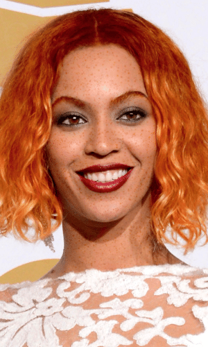 A cantora Beyoncé, que adora mudar a cor dos cabelos, ficou estilosa com a cabeleira ruiva
