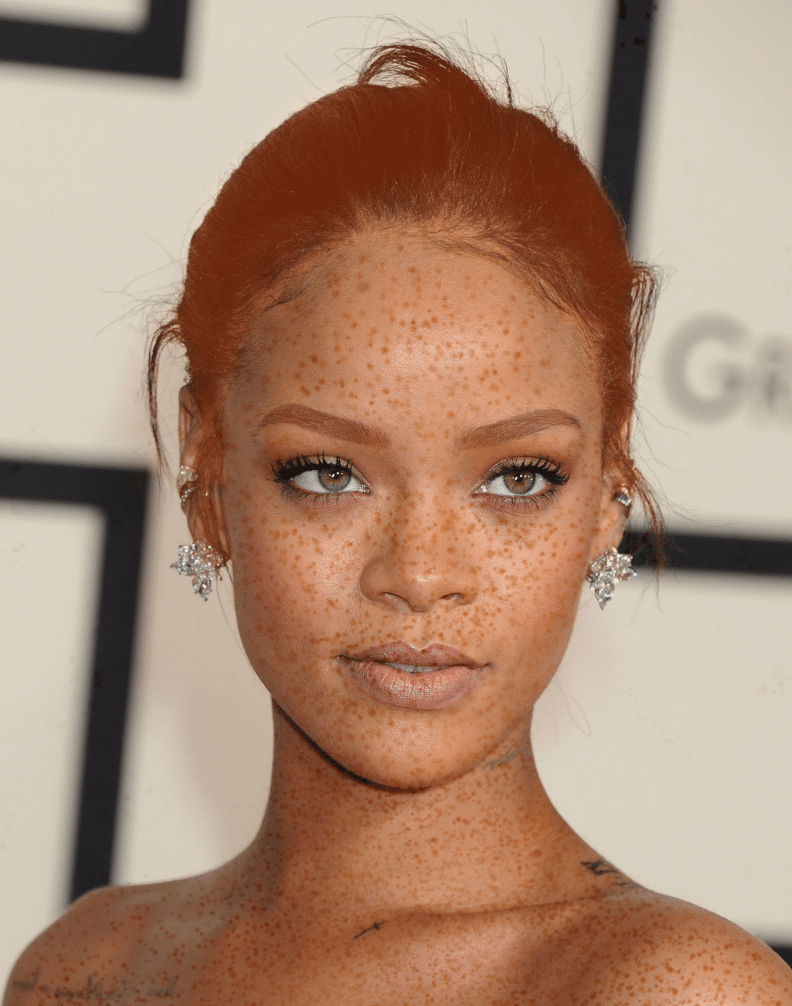 A cantora Rihanna também virou uma bela ruiva na versão do site norte-americano