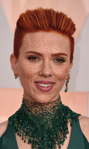 Loira, Scarlett Johansson virou ruiva na versão do site norte-americano