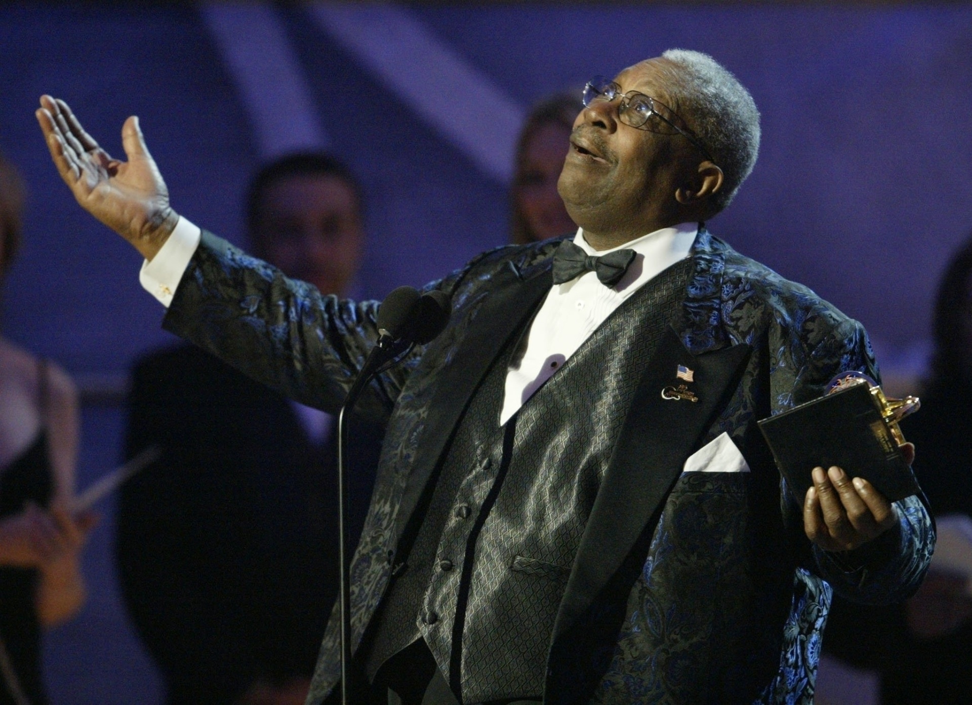 O cantor e guitarrista de blues B.B. King recebeu o prêmio de melhor performance instrumental, no Grammy 2003, realizado em Nova   York, nos Estados Unidos - Gary Hershorn/Reuters