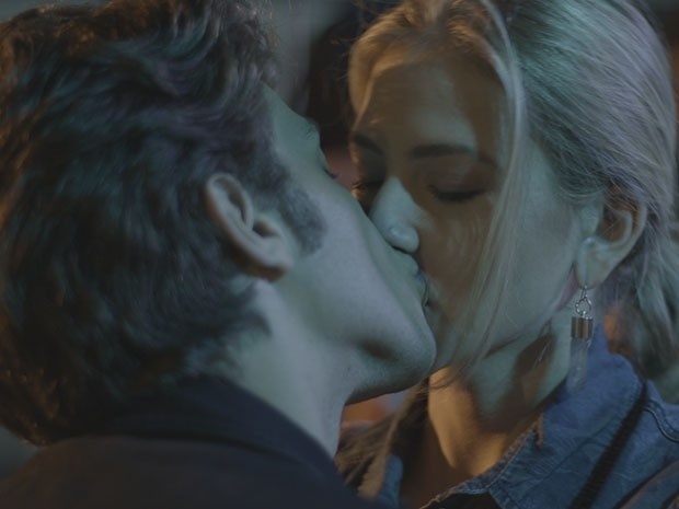 Rafael beija Cecília mesmo gostando de Laís
