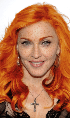 Sucesso após aparecer rejuvenescida no baile de gala do MET, em Nova York, a cantora Madonna também ganhou cabelos cor de fogo