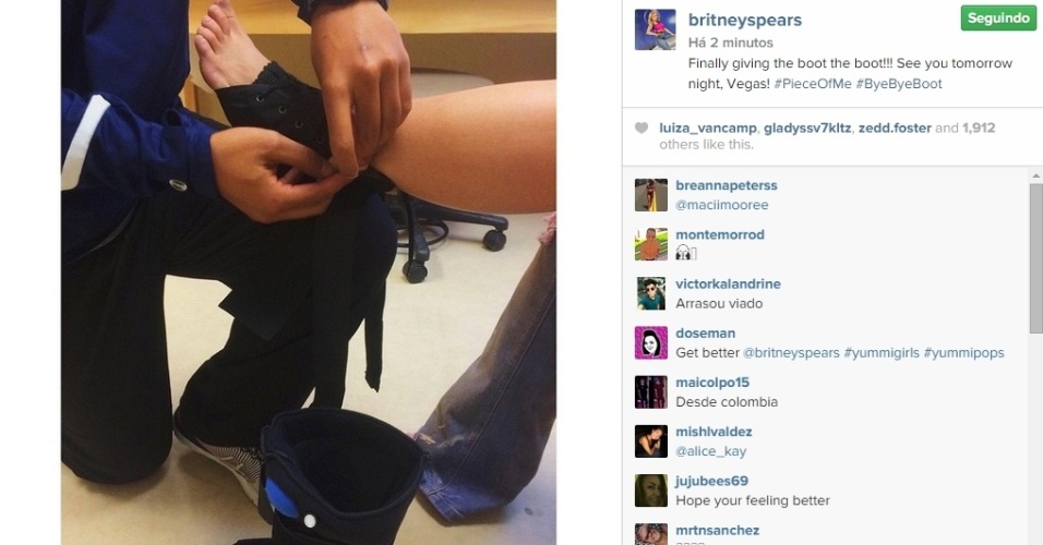 07.mai.2015 - A cantora pop Britney Spears, que precisou cancelar dois shows após torcer o tornozelo durante um espetáculo, comemorou a retirada da bota ortopédica usada para consertar a fratura. Ela estava usando o acessório desde 1º de maio. 