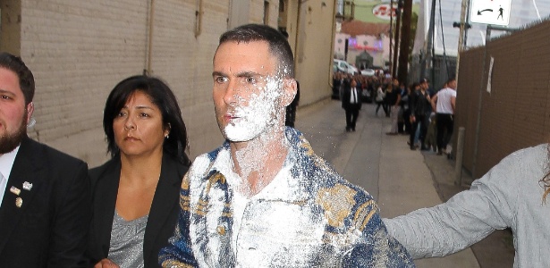 O cantor Adam Levine, do Maroon 5, foi atacado com uma "bomba de açúcar" - AKM-GSI
