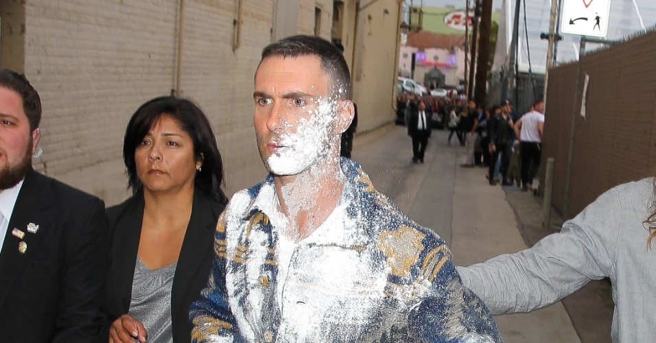 7.mai.2015 - Cantor Adam Levine, do Maroon 5, é atacado com açúcar por um homem antes de se apresentar no programa "Jimmy Kimmel Live", em Hollywood
