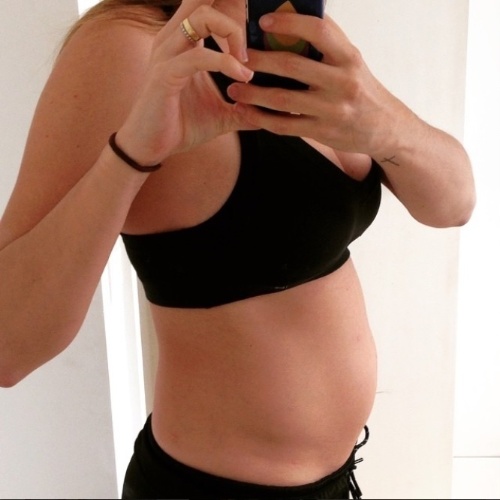 7.mai.2015 - Grávida de seis meses, Fernanda Gentil posta foto da barriga