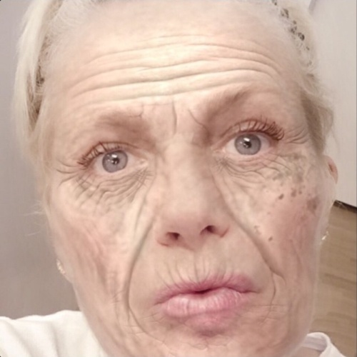 7.mai.2015 - Xuxa posta foto 'idosa'