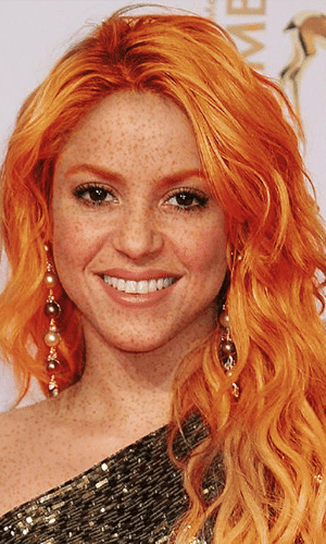 A cantora colombiana Shakira ganhou charmosas sardas para acompanhar o cabelo ruivo