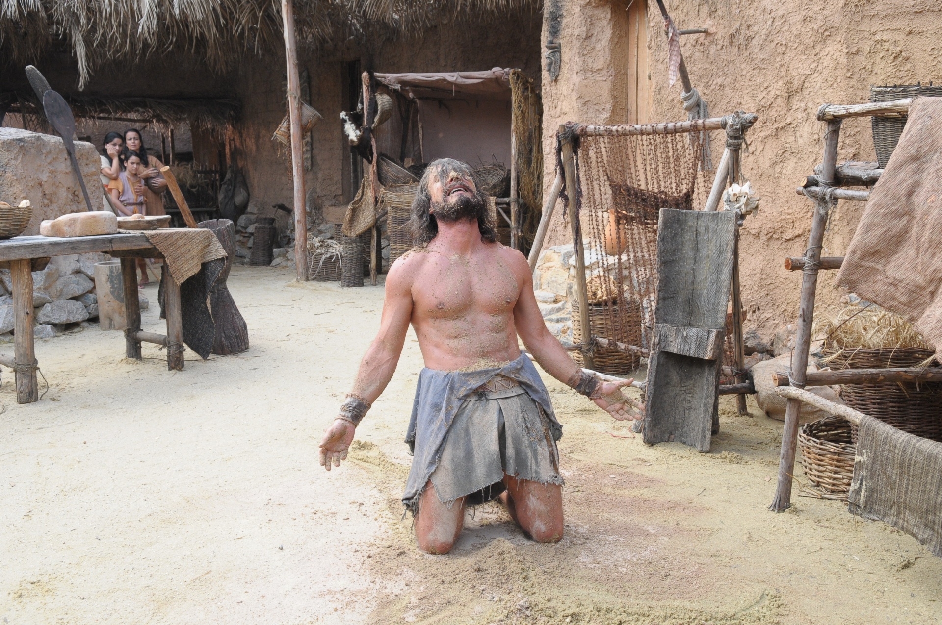 Em os "Dez Mandamentos", Arão cai de joelhos ao descobrir a morte de Num - Munir Chatack/Divulgação/TV Record