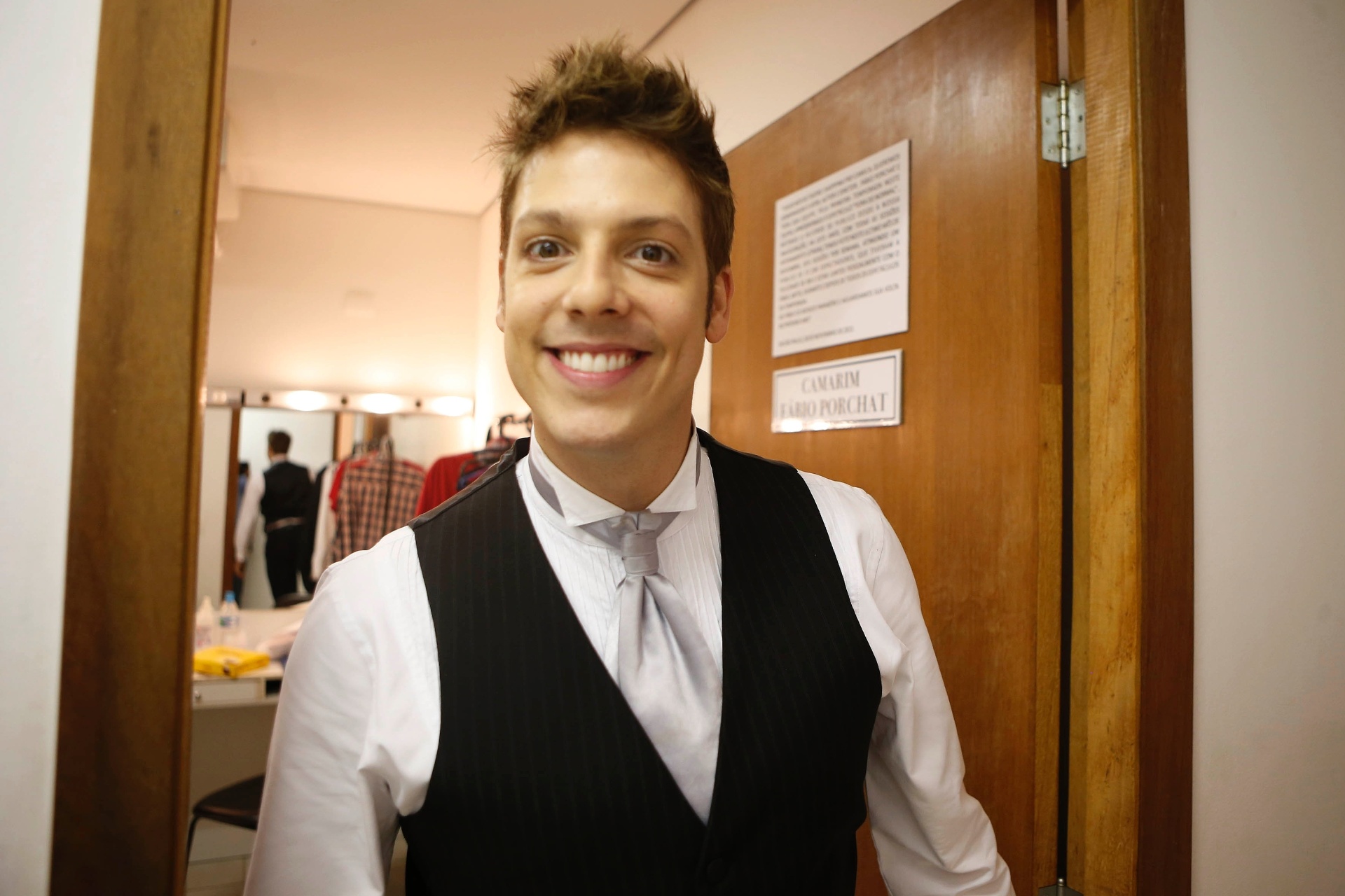 Fábio PorchatFábio Porchat se prepara em poucos minutos, antes de subir ao palco da peça "Meu Passado Me Condena", com Miá Mello, no Teatro Frei Caneca, em São Paulo. O espetáculo está em cartaz desde agosto de 2014, às sextas e sábados, às 21h, e aos domingos, às 19h. A peça segue na linha da série do Multishow e dos filmes "Meu Passado Me Condena" 1 e 2 (este ainda inédito, com previsão de estreia para as férias de julho) - Junior Lago/UOL