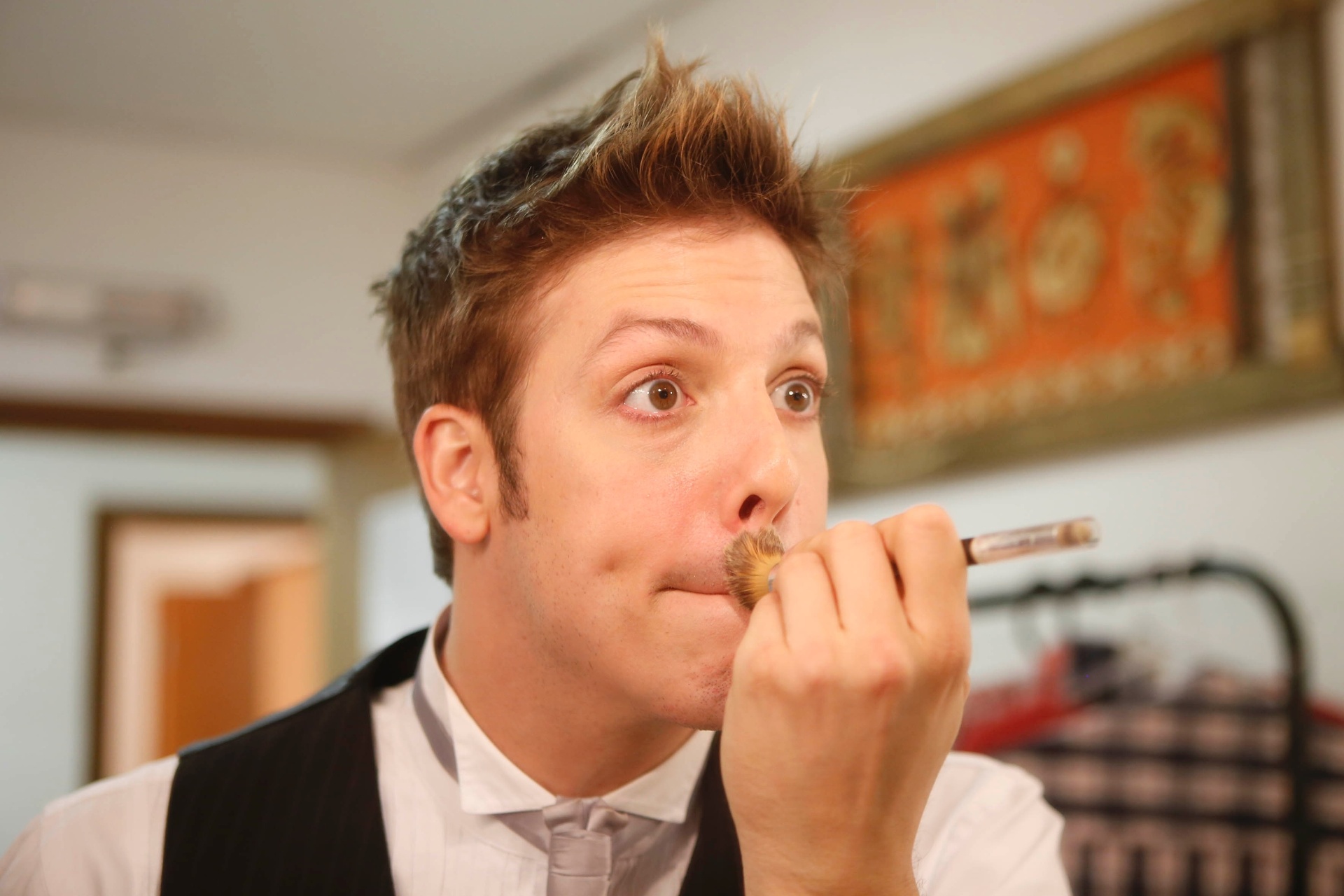 Fábio Porchat se prepara em poucos minutos, antes de subir ao palco da peça "Meu Passado Me Condena", com Miá Mello, no Teatro Frei Caneca, em São Paulo. O espetáculo está em cartaz desde agosto de 2014, às sextas e sábados, às 21h, e aos domingos, às 19h. A peça segue na linha da série do Multishow e dos filmes "Meu Passado Me Condena" 1 e 2 (este ainda inédito, com previsão de estreia para as férias de julho) - Junior Lago/UOL