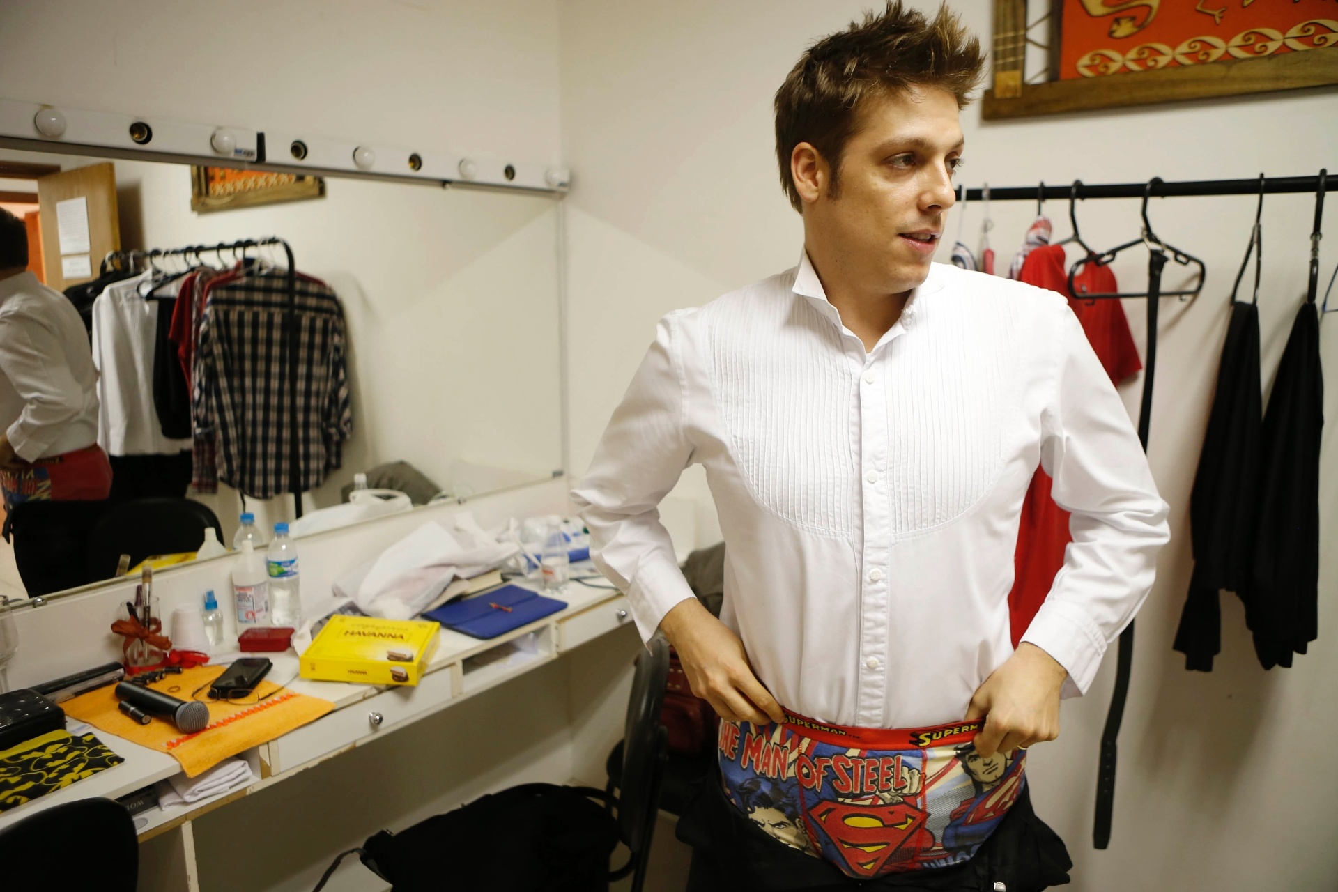 Fábio Porchat se prepara em poucos minutos, antes de subir ao palco da peça "Meu Passado Me Condena", com Miá Mello, no Teatro Frei Caneca, em São Paulo. O espetáculo está em cartaz desde agosto de 2014, às sextas e sábados, às 21h, e aos domingos, às 19h. A peça segue na linha da série do Multishow e dos filmes "Meu Passado Me Condena" 1 e 2 (este ainda inédito, com previsão de estreia para as férias de julho) - Junior Lago/UOL