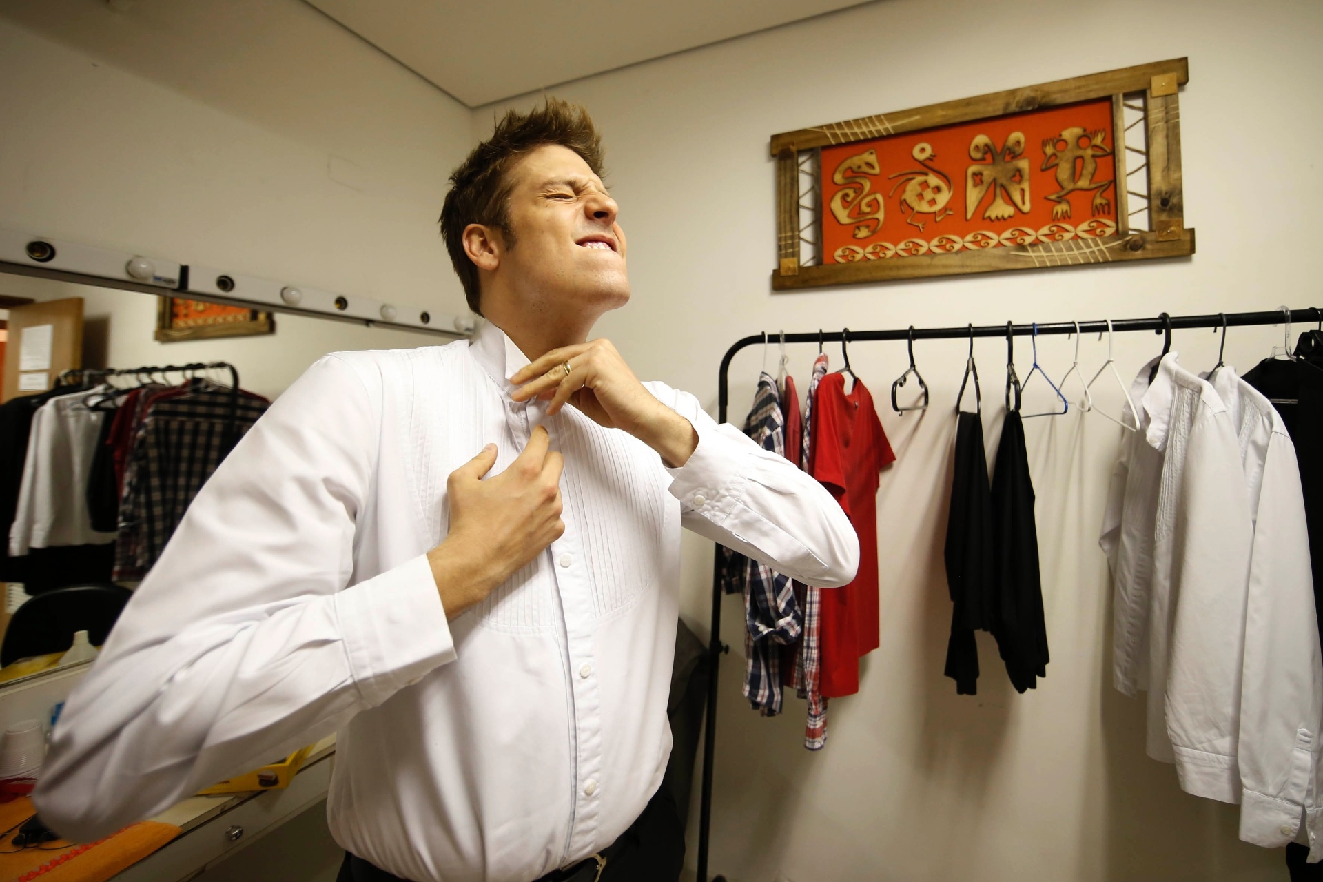 Fábio Porchat se prepara em poucos minutos, antes de subir ao palco na peça "Meu Passado Me Condena", com Miá Mello, no Teatro Frei Caneca, em São Paulo. O espetáculo está em cartaz desde agosto de 2014, às sextas e sábados, às 21h, e aos domingos, às 19h. A peça segue na linha da série do Multishow e dos filmes "Meu Passado Me Condena" 1 e 2 (este ainda inédito, com previsão de estreia para as férias de julho) - Junior Lago/UOL