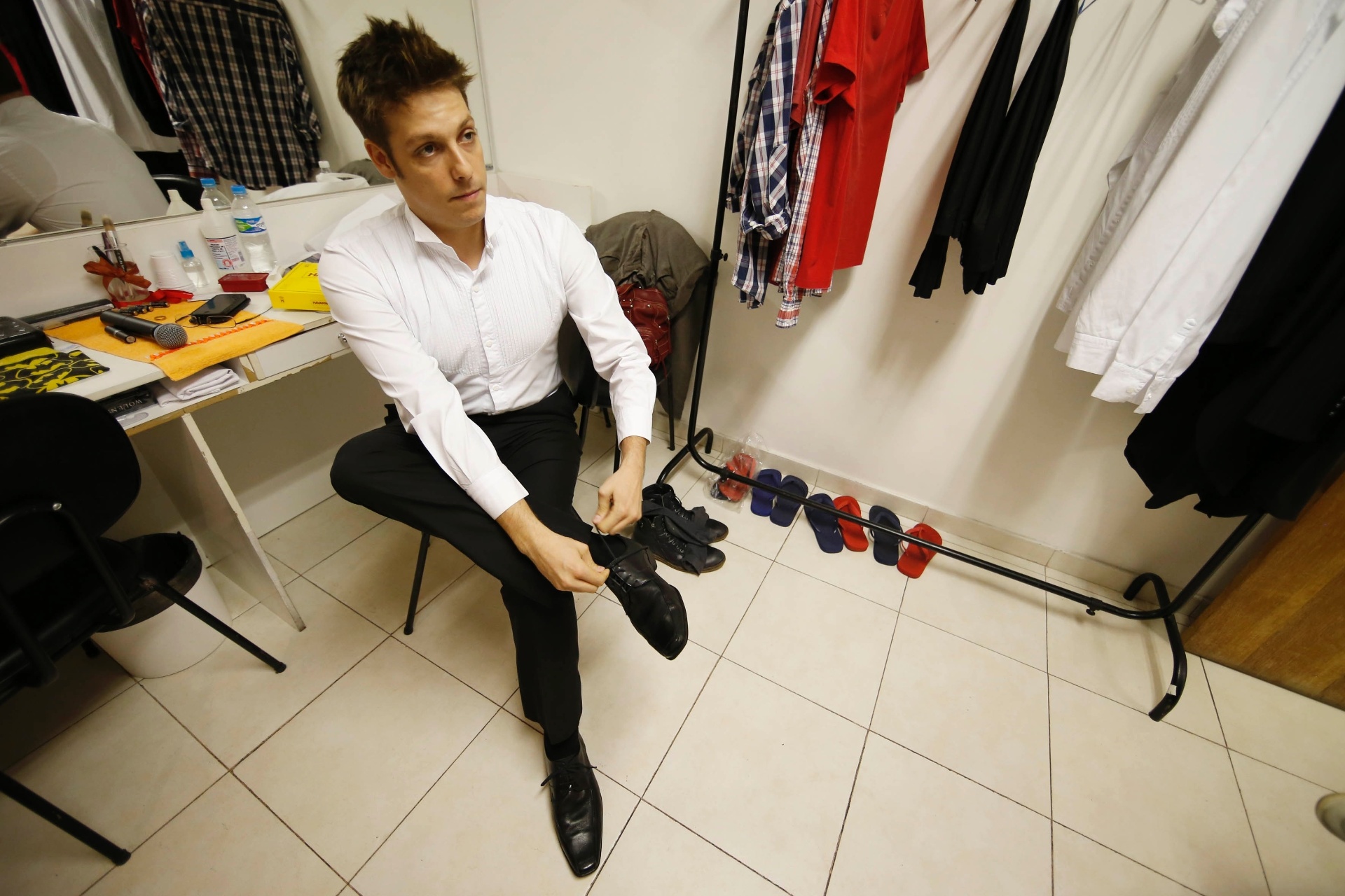 Fábio Porchat se prepara em poucos minutos, antes de subir ao palco na peça "Meu Passado Me Condena", com Miá Mello, no Teatro Frei Caneca, em São Paulo. O espetáculo está em cartaz desde agosto de 2014, às sextas e sábados, às 21h, e aos domingos, às 19h. A peça segue na linha da série do Multishow e dos filmes "Meu Passado Me Condena" 1 e 2 (este ainda inédito, com previsão de estreia para as férias de julho) - Junior Lago/UOL