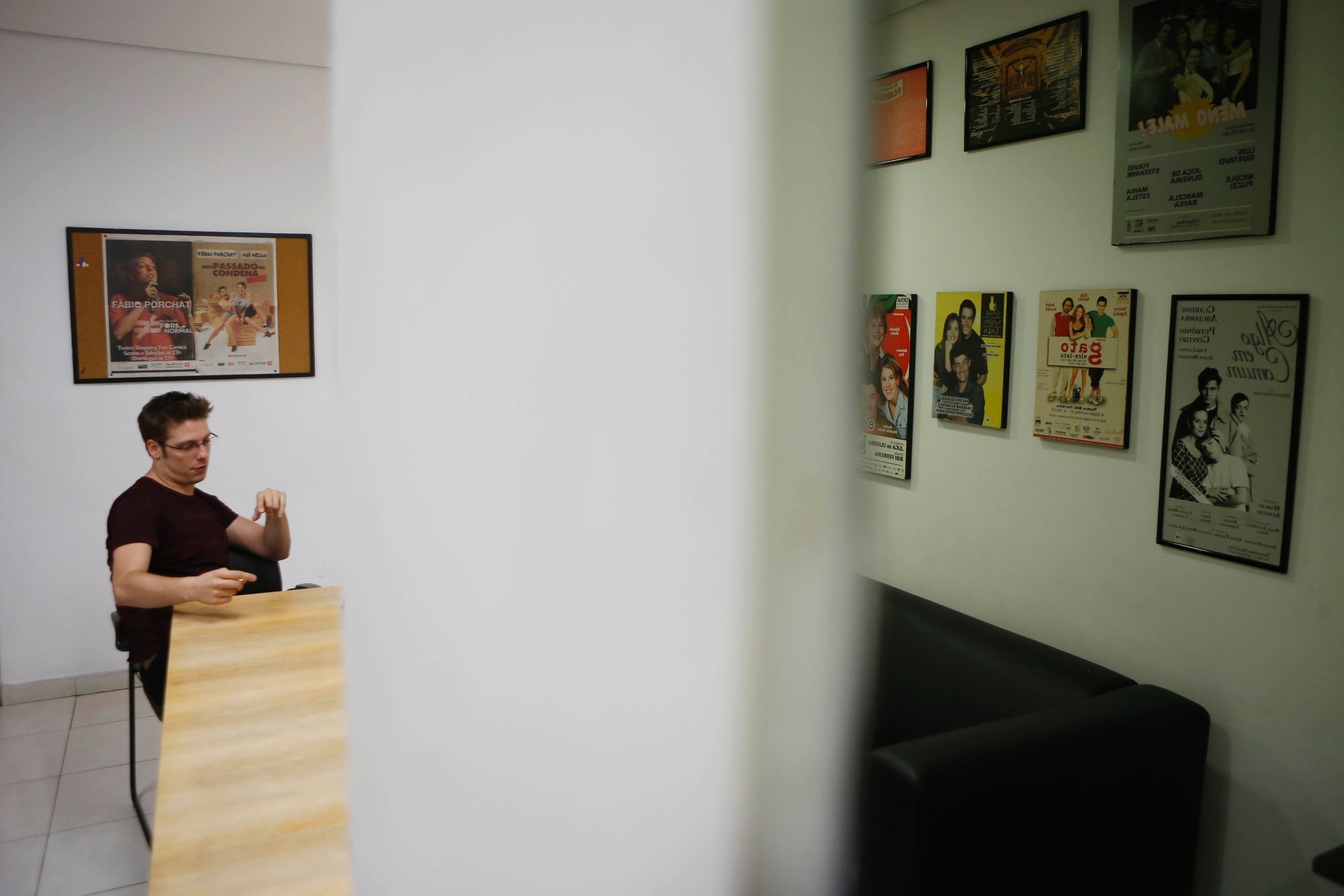 Fábio Porchat concedeu entrevista ao UOL minutos antes de começar sua maratona de peças do fim de semana. Ao todo, o ator e humorista sobe seis vezes ao palco entre sexta e domingo: três delas com seu stand-up "Fora do Normal", em cartaz há seis anos, e outras três ao lado de Miá Mello na comédia "Meu Passado Me Condena" - Junior Lago/UOL