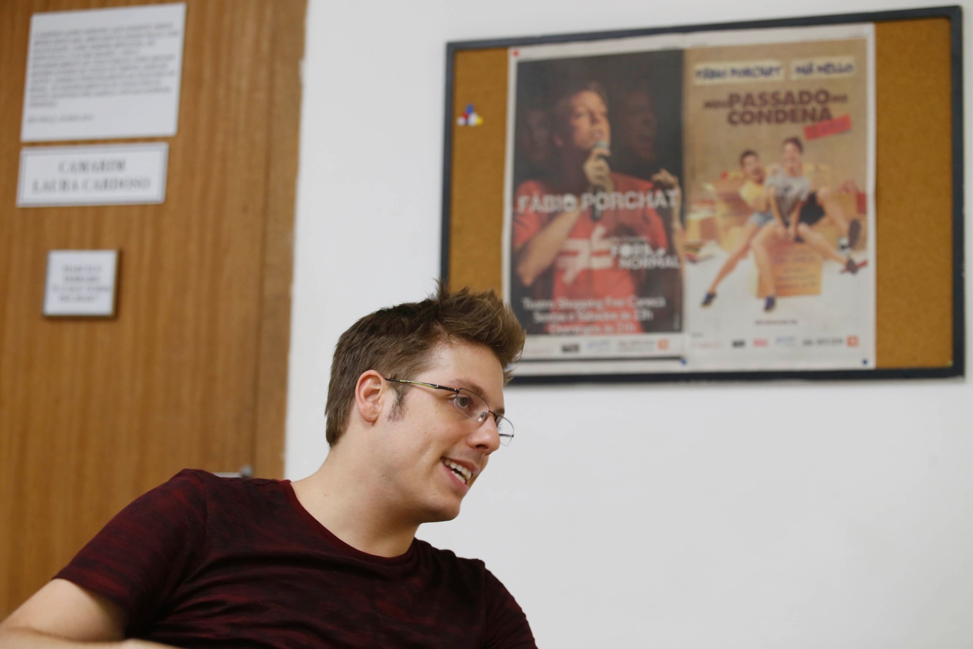 Fábio Porchat concedeu entrevista ao UOL minutos antes de começar sua maratona de peças do fim de semana. Ao todo, o ator e humorista sobe seis vezes ao palco entre sexta e domingo: três delas com seu stand-up "Fora do Normal", em cartaz há seis anos, e outras três ao lado de Miá Mello na comédia "Meu Passado Me Condena" - Junior Lago/UOL