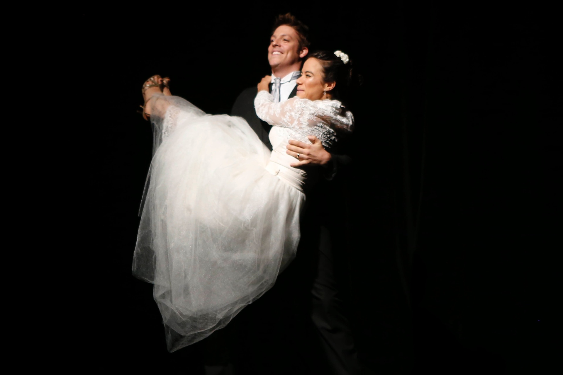 Fábio Porchat e Miá Mello em cena da peça "Meu Passado Me Condena" - Junior Lago/UOL