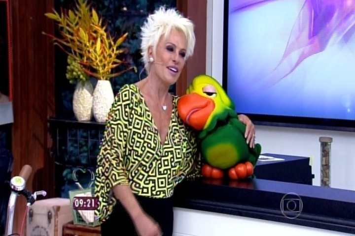 8.mai.2015 - Ana Maria Braga afirma que Louro José também é seu filho após receber homenagens ao vivo em seu programa