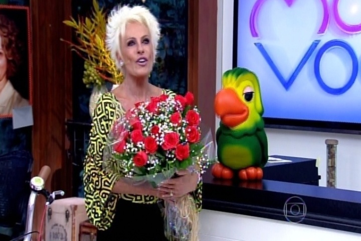 8.mai.2015 - Após homenagens, Ana Maria Braga ganha buquê de rosas da produção do "Mais Você" pelo Dia das Mães