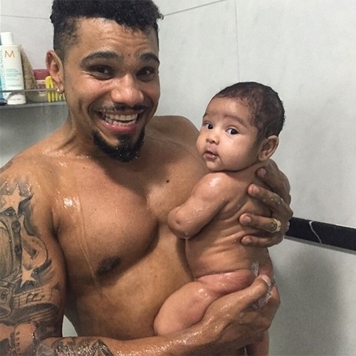 8.mai.2015 - Naldo posta foto no Instagram tomando banho com a filha, Maria Victoria, de dois meses, que sorri para a câmera ao ser fotografada.