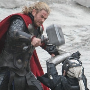 Thor (em imagem do filme "O Mundo Sombrio") não aparece em "Guerra Civil" - Reprodução