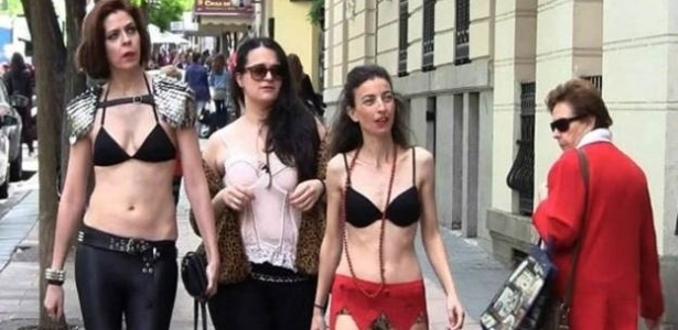 Mulheres andaram de lingerie e visitaram lojas da ótica que criou propaganda - Reprodução/BBC