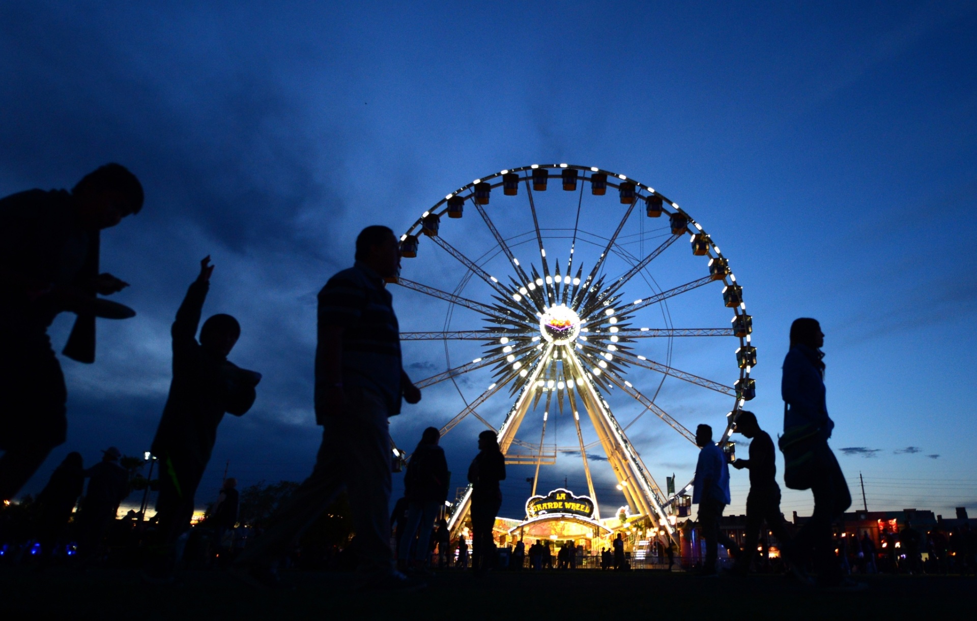 9.mai.2015 - Assim como no Brasil, o Rock in Rio dos Estados Unidos tem além dos shows, brinquedos como roda-gigante para entreter o público - Frederic J. Brown/AFP