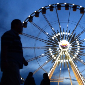9.mai.2015 - Assim como no Brasil, o Rock in Rio dos Estados Unidos tem além dos shows, brinquedos como roda-gigante para entreter o público - Frederic J. Brown/AFP