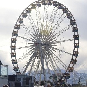 9.mai.2015 - Assim como no Brasil, o Rock in Rio dos Estados Unidos tem além dos shows, brinquedos como roda-gigante para entreter o público - Frederic J. Brown/AFP