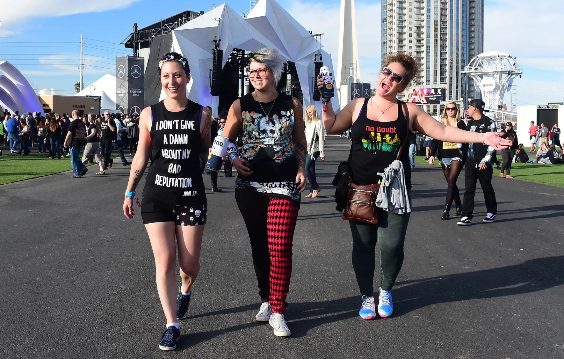 9.mai.2015 - Público chega para o Rock in Rio Las Vegas que começou neste fim de semana e segue até o próximo. - Frederic J. Brown/AFP