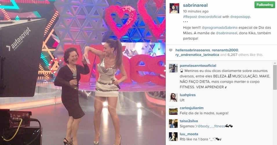9.mai.2015 - A apresentadora Sabrina Sato postou uma foto com a sua mãe, que participa de um quadro em seu programa de TV na Record